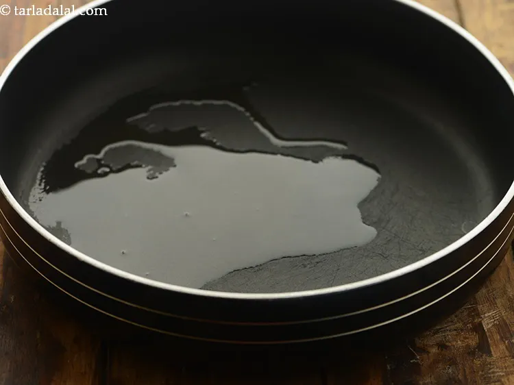 स्टेप 15 – <strong>बच्चों के लिए मूंग स्प्राउट्स डोसा</strong> का स्टफिंग बनाने के …