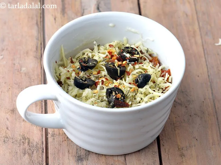 Step 14 – Sprinkle &frac12; tsp mixed herbs, &frac14; tsp oregano and &frac14; tsp of chilli flakes evenly …