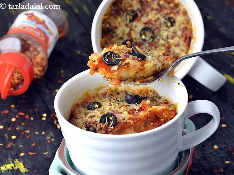 Step 17 – Serve <strong>2 minutes mug pizza cake</strong> immediately.