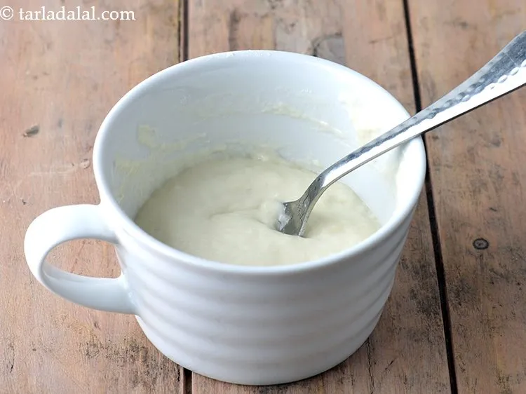 Step 10 – Level the mixture of<strong> mug pizza</strong> using the fork once.&nbsp;