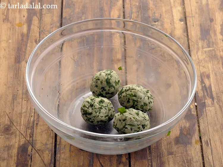 Step 18 – Divide the dough for <strong>palak paneer roti for toddlers and kids</strong> into 4 equal portions.&nbsp;