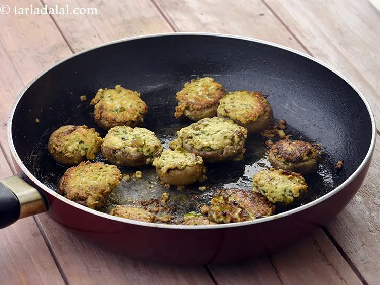 स्टेप 17 – मशरूम को धीरे से पलट दें और २ से ३ …