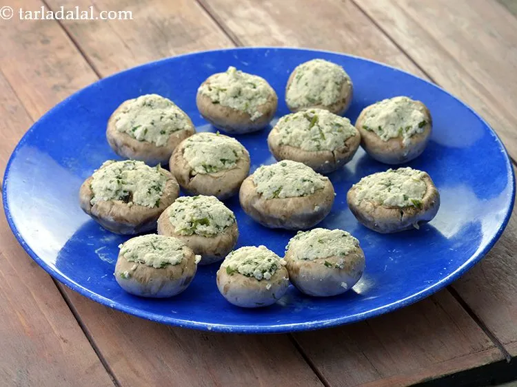 स्टेप 12 – प्रत्येक मशरूम को थोडे पनीर के स्टफिंग के साथ भरें …