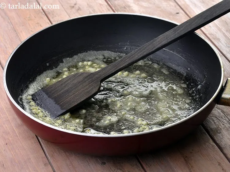 स्टेप 15 – मध्यम आंच पर कुछ सेकंड के लिए भूनें।