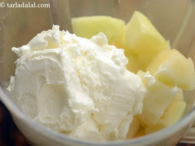 स्टेप 4 – वेनिला आइसक्रीम डालें, यह पेय को अच्छा मलाईदार बनाता है।