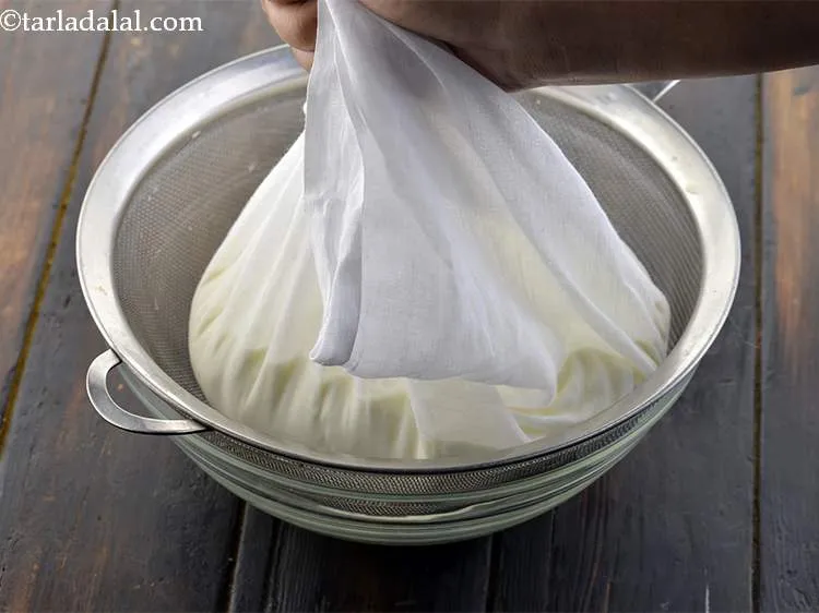 स्टेप 7 – मलमल के कपड़े के किनारों को एक साथ लाएं।