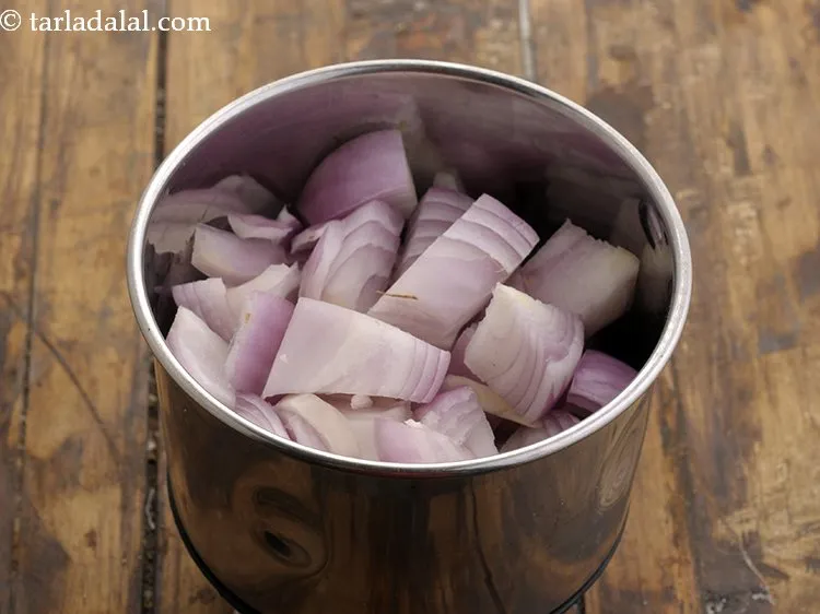 स्टेप 2 – <strong>मटर पनीर बटर मसाला</strong> के लिए मुलायम पेस्ट बनाने के …