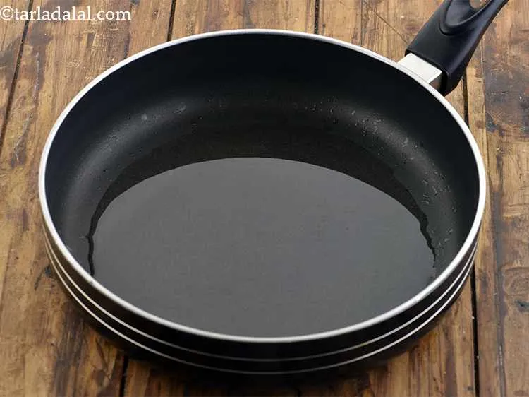 स्टेप 3 – मैसूर चटनी बनाने के लिए,&nbsp;एक चौड़े पैन में तेल गरम …