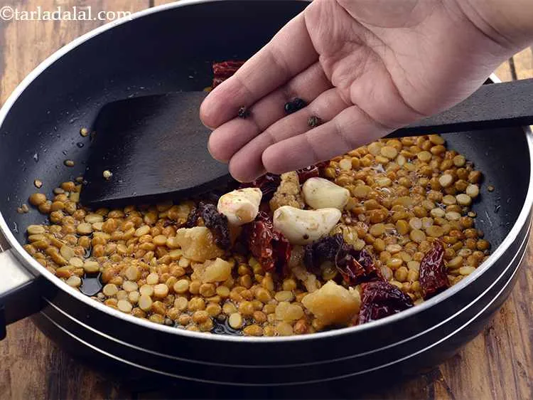 स्टेप 12 – साथ ही, कालीमिर्च डालें।