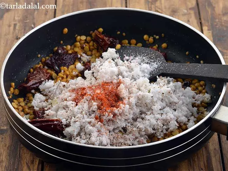 स्टेप 15 – मिर्च पाउडर और नमक डालें।