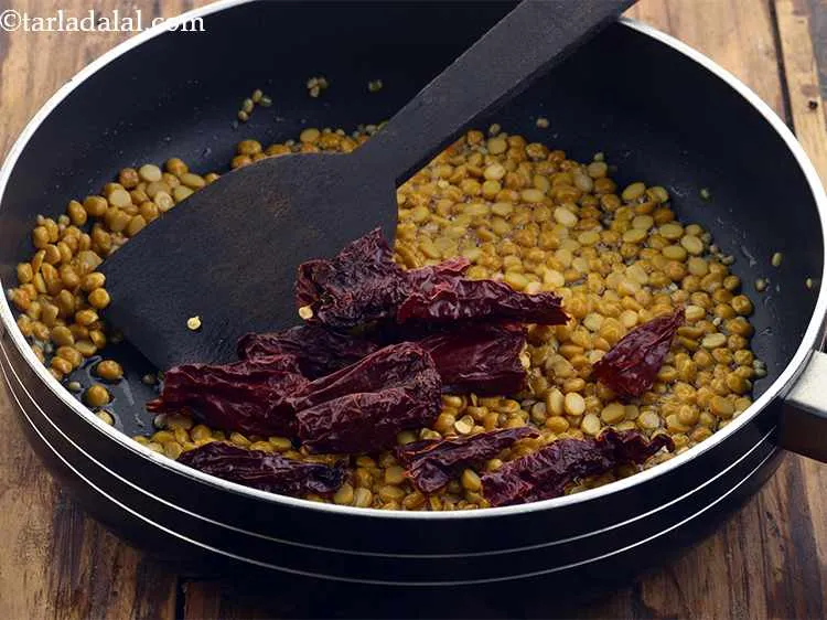 स्टेप 7 – लाल मिर्च डालें। लाल मिर्च न केवल आवश्यक तीखापन प्रदान …