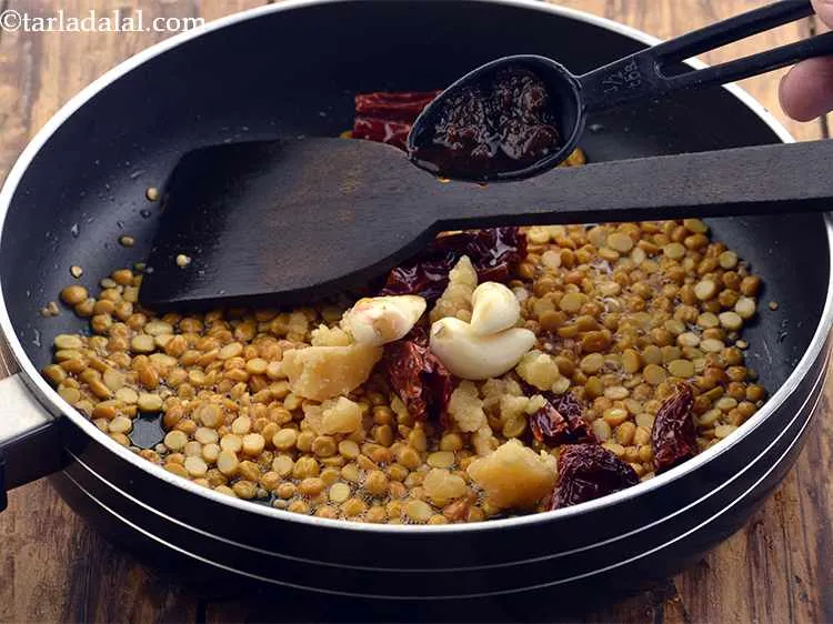 स्टेप 11 – इमली का पल्प डालें। यह <strong>मैसूर चटनी</strong> को बहुत ही …