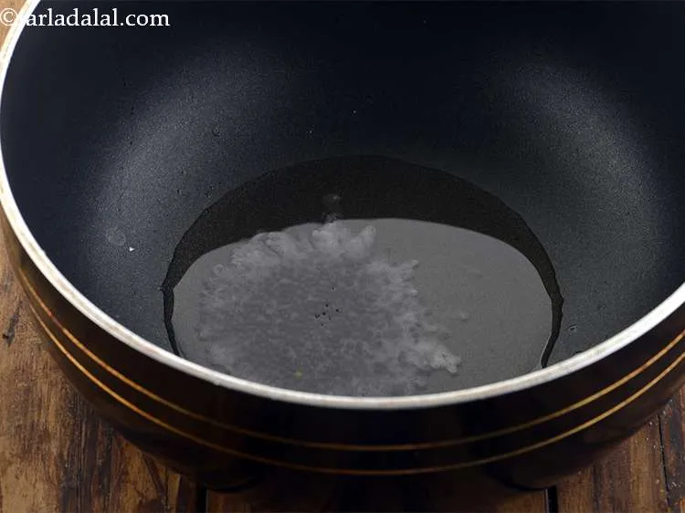 स्टेप 19 – तेल गरम होने के बाद इसमें सरसों डालें।