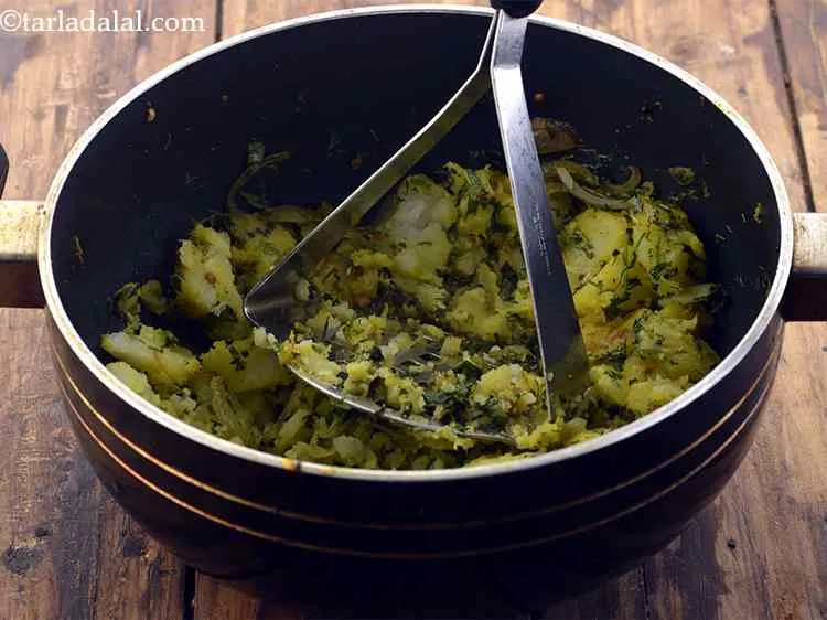 स्टेप 33 – चम्मच के पीछे हिस्से से या आलू मैशर की मदद …