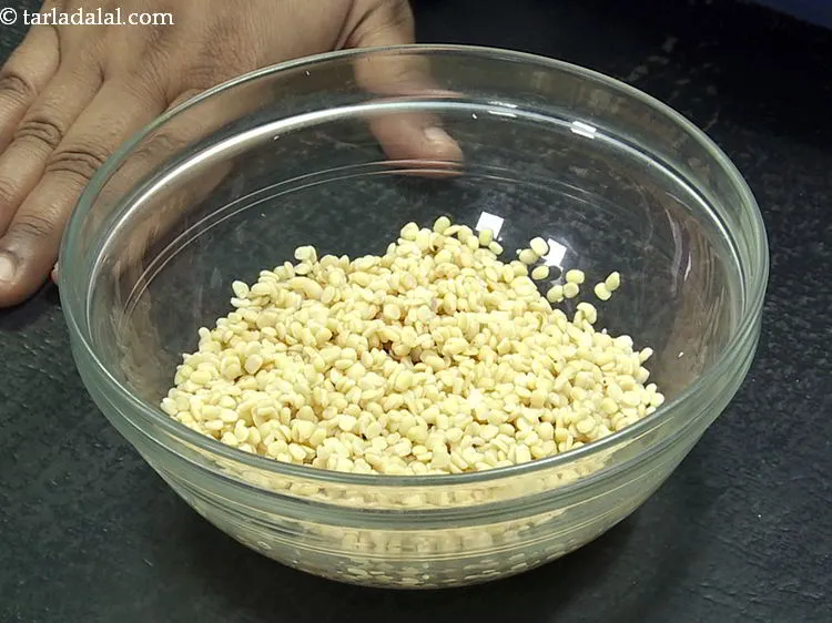 Step 2 – <p>Transfer the washed urad dal in a deep bowl.</p>
