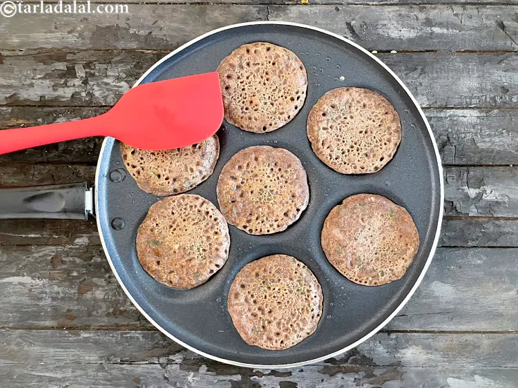 Step 28 – <meta charset="UTF-8" />Turn over the pancakes with the help of a spatula. Makes it easier …