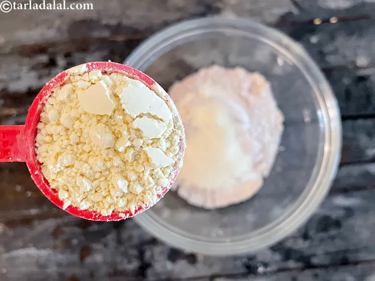 Step 13 – Add&nbsp;<meta charset="UTF-8" />1 tbsp&nbsp;<a href="glossary-besan-chana-dal-flour-bengal-gram-flour-952i">besan (bengal gram flour)</a>.