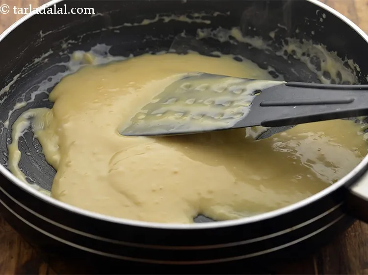 स्टेप 3 – अच्छी तरह मिलाएं।&nbsp; गैस चालु करके, धीमी आंच पर चीज़ …