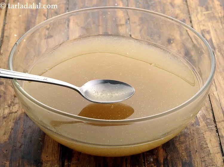 स्टेप 7 – एक चम्मच का उपयोग करके <strong>नींबू पानी </strong>को<strong> | नींबू …