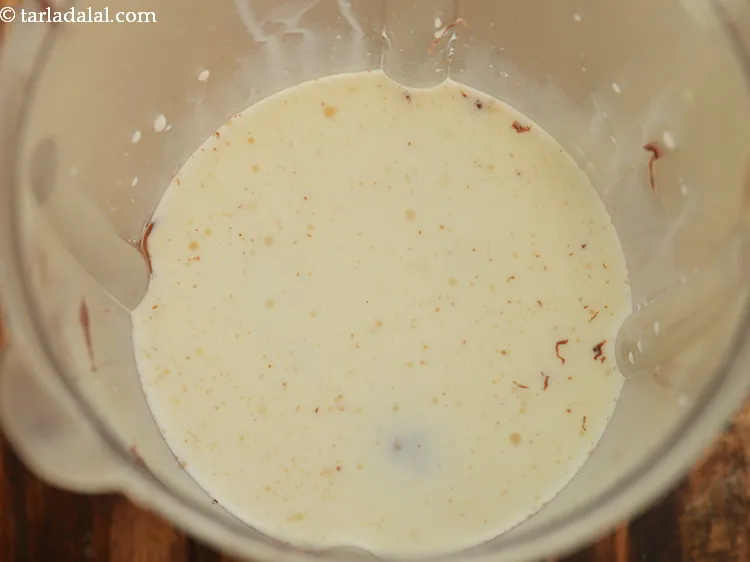 स्टेप 4 – १ कप ठंडा दूध डालें। बिना किसी स्टेबलाइजर्स के मोटा …