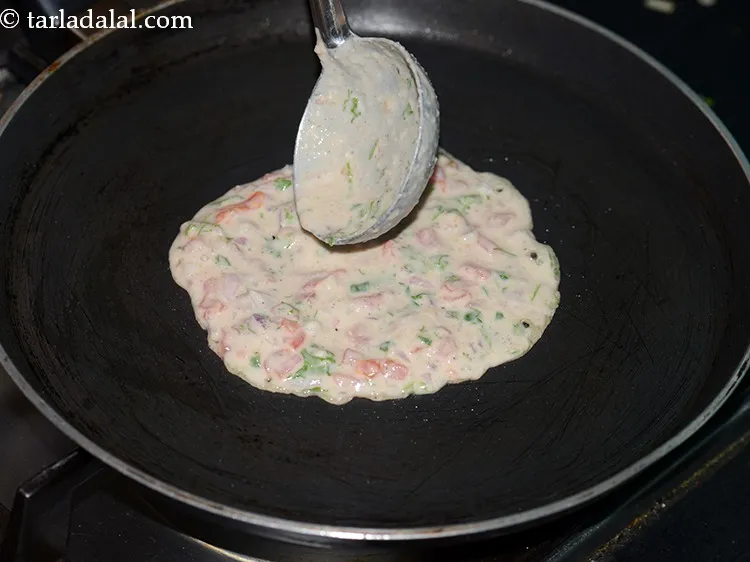 स्टेप 12 – नॉन-स्टिक तवे पर चम्मच भर घोल डालें।