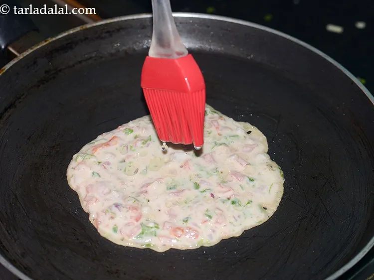 स्टेप 14 – १/४ टीस्पून तेल का उपयोग करके <strong>ज्वार एण्ड टमॅटो चीला</strong> …