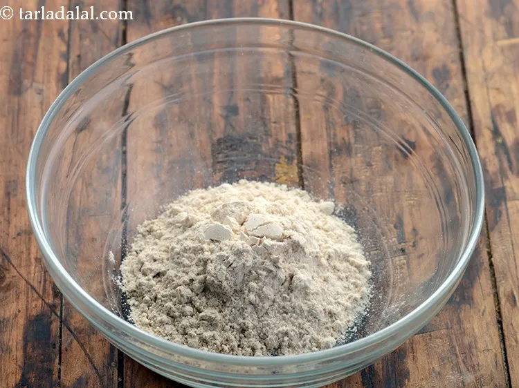 स्टेप 2 – गेहूं का आटा डालें।