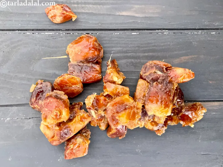 Step 8 – This is what dates look like.&nbsp;1 cup of <a href="https://www.tarladalal.com/recipes-using-dates-391">dates</a> (90 gm) gives around 8.05 …