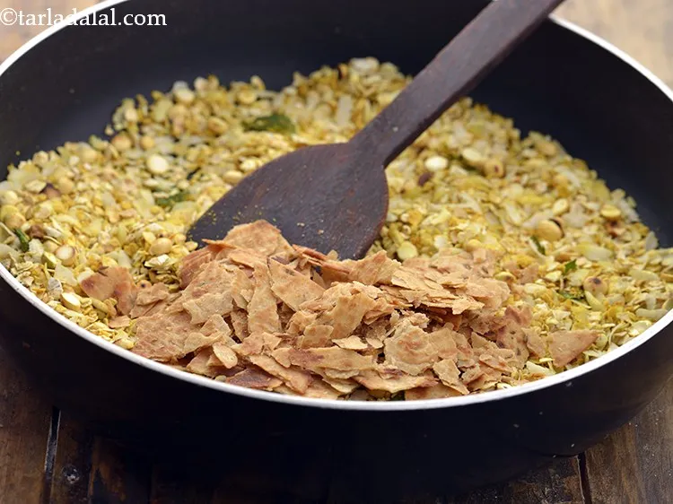 Step 16 – Add the khakhra. This provides an extra crunch to the poha oats chivda.
