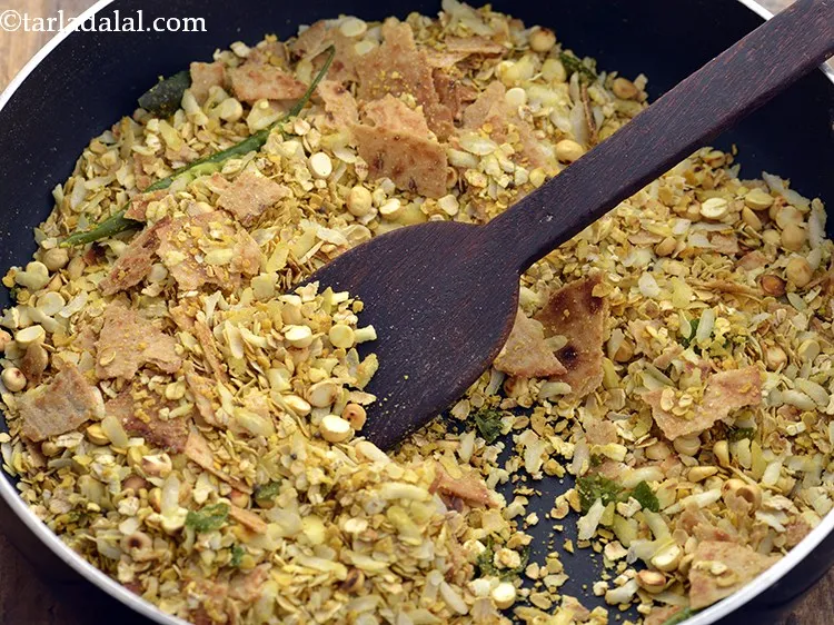 Step 18 – Mix well and cook on a medium flame for 1 minute. Our<strong>&nbsp;healthy oats poha chivda</strong>&nbsp;&nbsp;is …