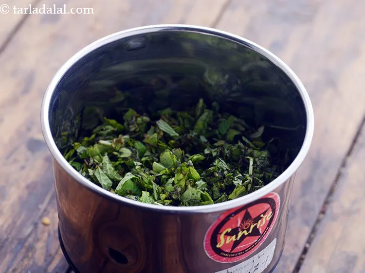 स्टेप 2 – <strong>ओट्स और पोहा सुखा भेल </strong>के लिए सुखी चटनी बनाने …