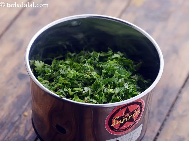 स्टेप 3 – धनिया डालें।