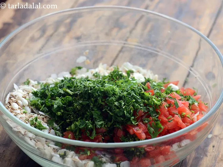 स्टेप 19 – धनिया डालें। यह हमारे <strong>ओट्स और पोहा सुखा भेल</strong> में …