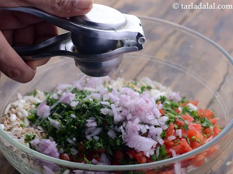 स्टेप 21 – नींबू का रस डालें।