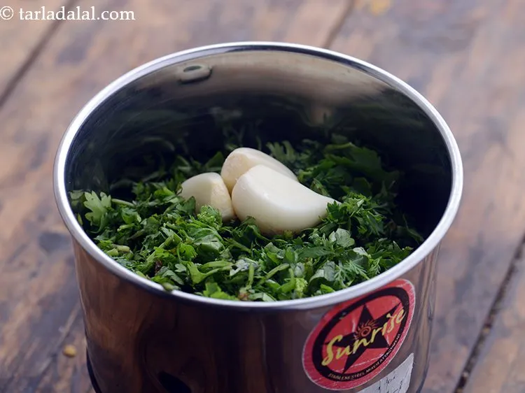 स्टेप 4 – लहसुन की कलियां डालें।