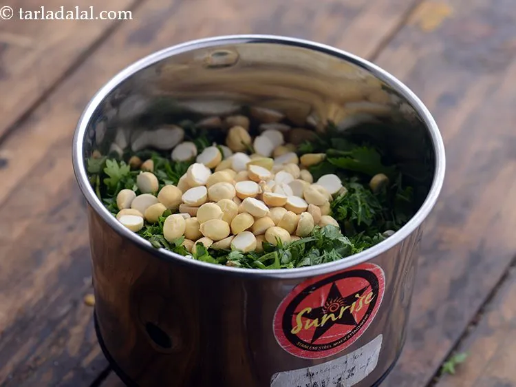 स्टेप 5 – भूनी हुई चना दाल डालें।