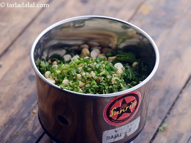 स्टेप 6 – हरी मिर्च डालें। आप इसमें मसाले को अपनी पसंद के …