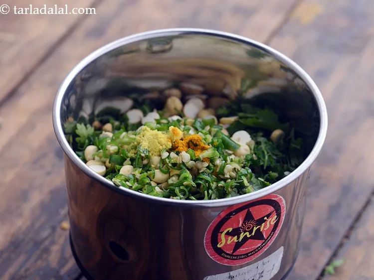 स्टेप 8 – हल्दी डालें।