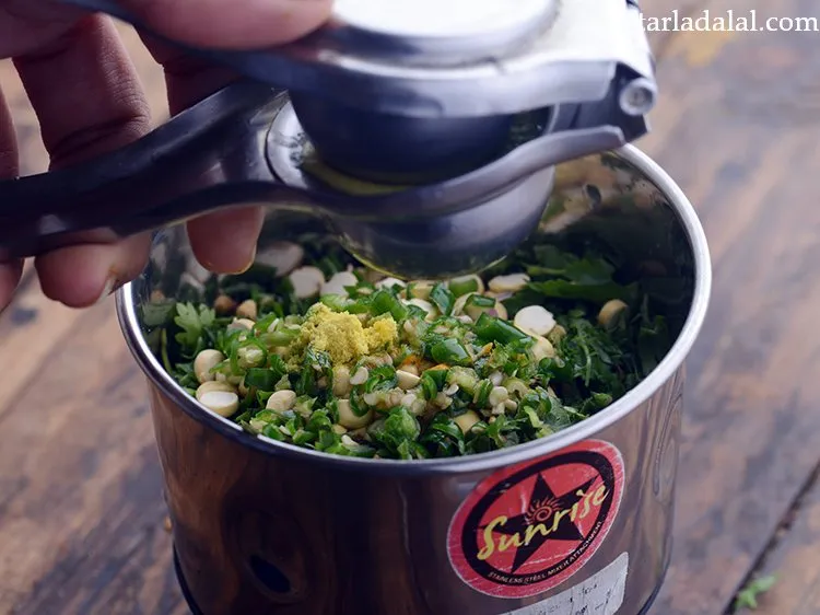 स्टेप 9 – नींबू का रस डालें।