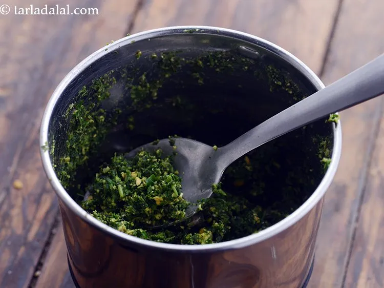 स्टेप 11 – बिना पानी का प्रयोग किये मुलायम होने तक पीस लें।