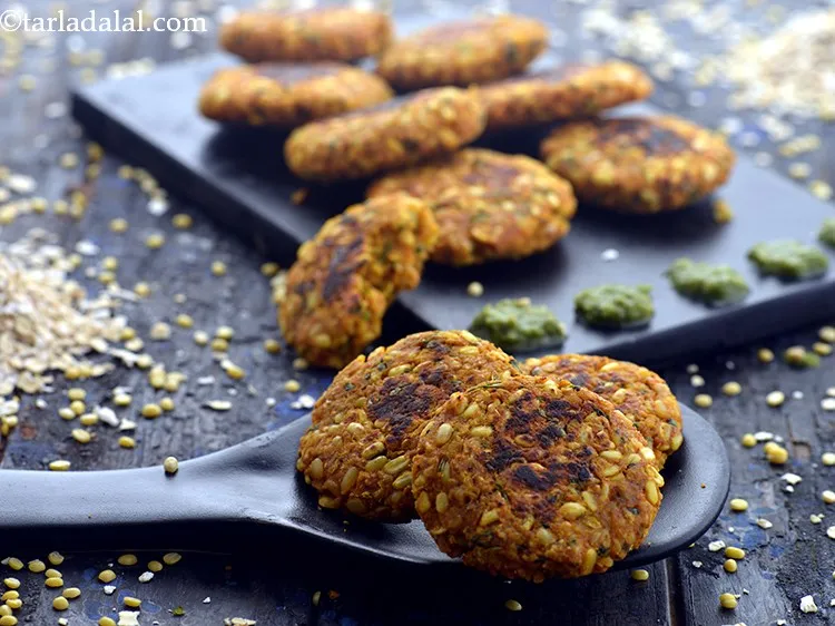 Step 24 – Serve the <strong>oats moong dal tikki</strong> immediately with healthy green chutney. Combing fibre rich oats …