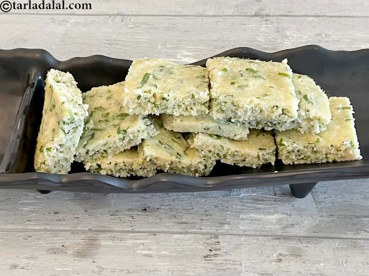 Step 30 – Serve <meta charset="UTF-8" /><strong>oats rava palak dhokla |&nbsp;instant rava and oats dhokla&nbsp;|&nbsp;spinach oats dhokla&nbsp;|&nbsp;instant oats …