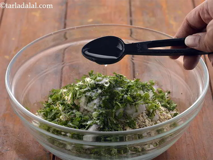 स्टेप 7 – १ टीस्पून मूंगफली का तेल डालें। तेल न केवल सभी …