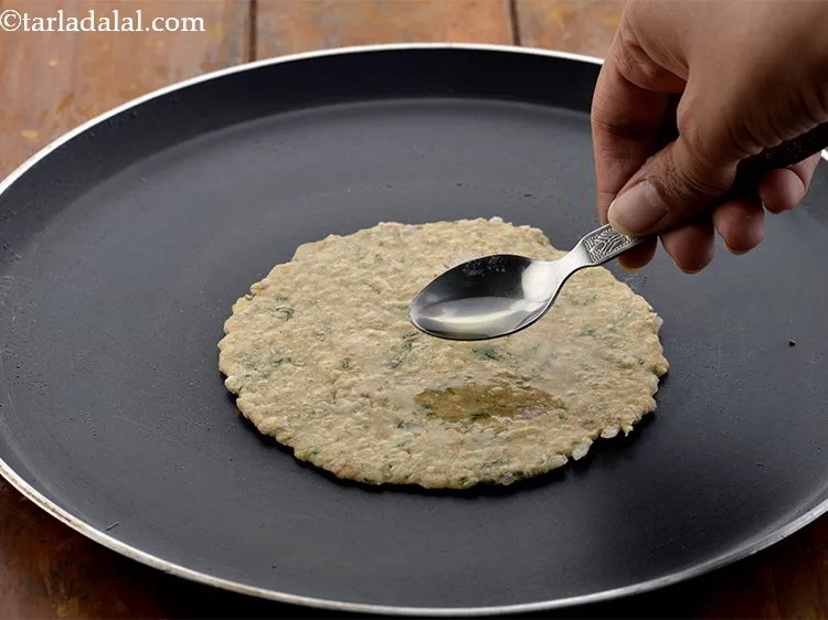 Step 18 – <p>Flip and using ½ tsp of peanut oil, cook till&nbsp;<strong>Oats paratha</strong>&nbsp;turns golden brown in colour …
