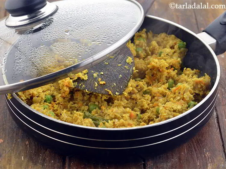 Step 22 – Mix&nbsp;<strong>Oats Upma&nbsp;</strong>well, cover and cook on a slow flame for 2 minutes, while stirring occasionally.