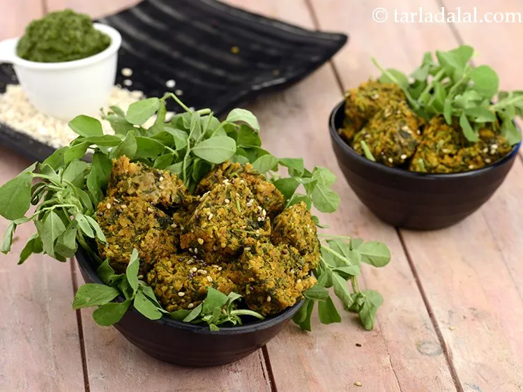 Step 26 – Serve the&nbsp;<strong>oats methi muthia | &nbsp;healthy oats fenugreek dumplings |&nbsp;</strong>&nbsp;hot with green chutney.