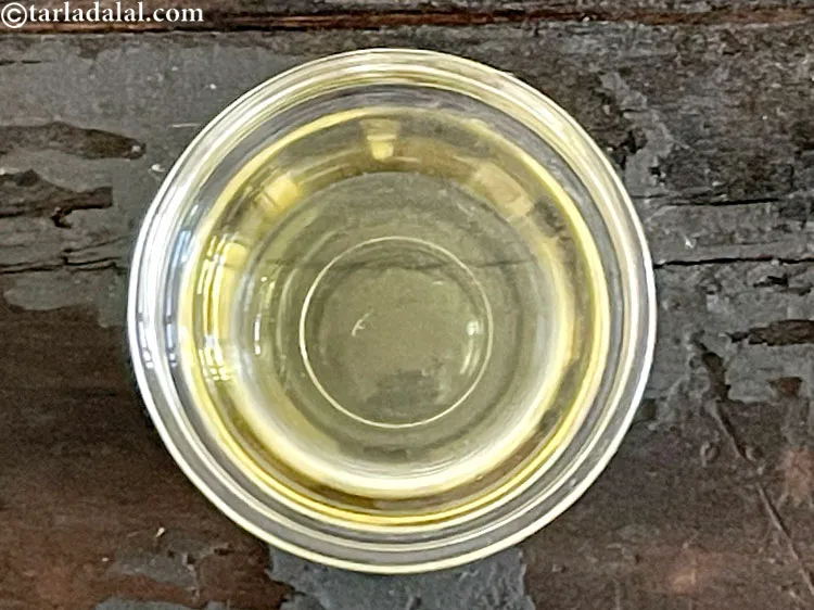 Step 3 – Combine 2 tsp of &nbsp;<a href="https://www.tarladalal.com/glossary-oil-671i">oil</a>&nbsp;and vermicelli in a microwave safe bowl.&nbsp;