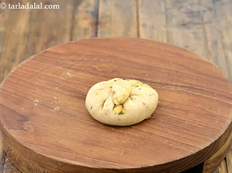 Step 22 – Bring together all the sides in the centre and seal tightly.