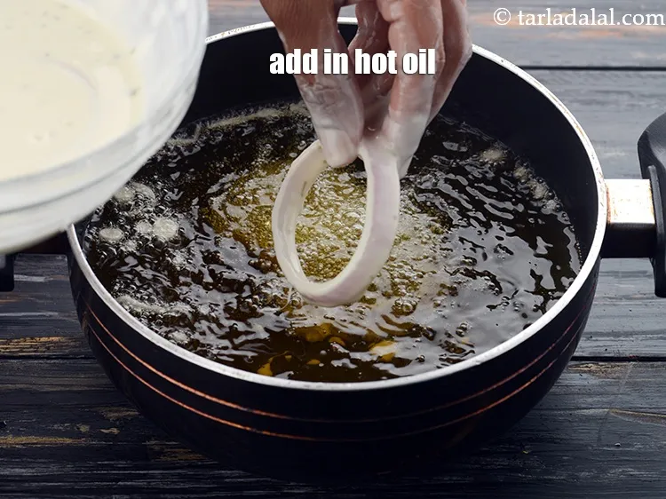 Step 22 – Add the batter coated onion rings in the hot oil.&nbsp;