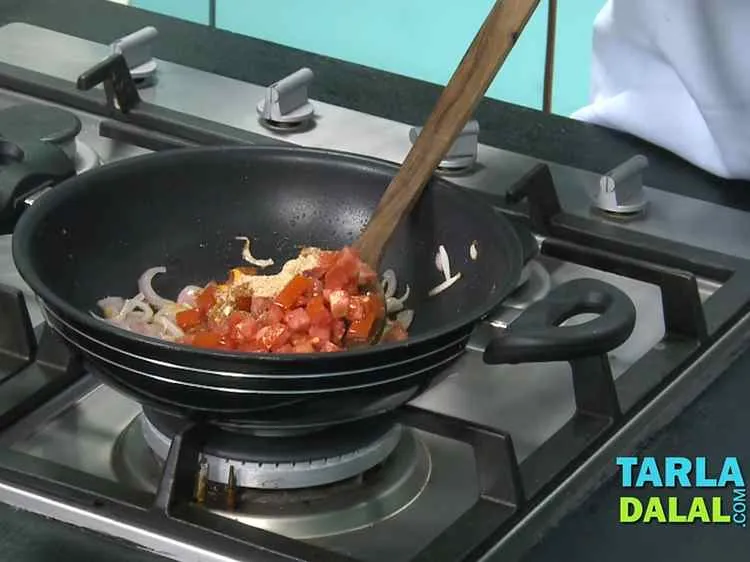 स्टेप 7 – अब मिर्च पाउडर, हल्दी पाउडर, गरम मसाला, आमचुर पाउडर और …